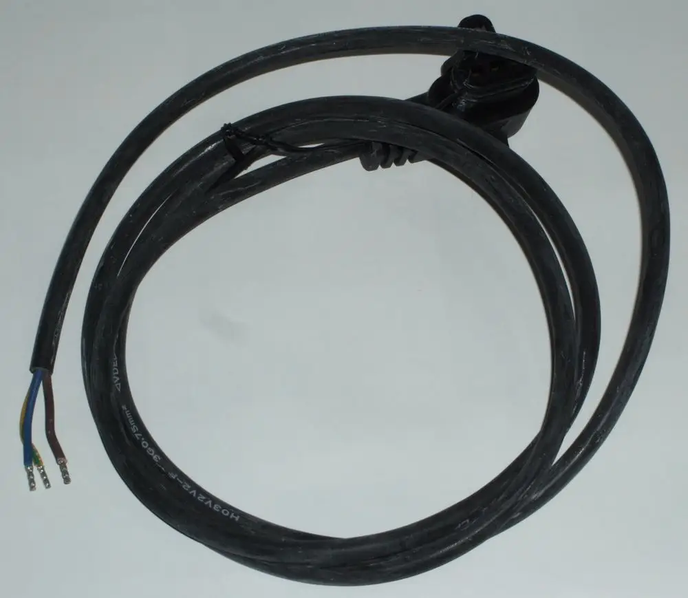 Netzkabel von Daikin mit einem Stecker und drei freiliegenden Aderenden in verschiedenen Farben, auf einer neutralen Unterlage angeordnet.